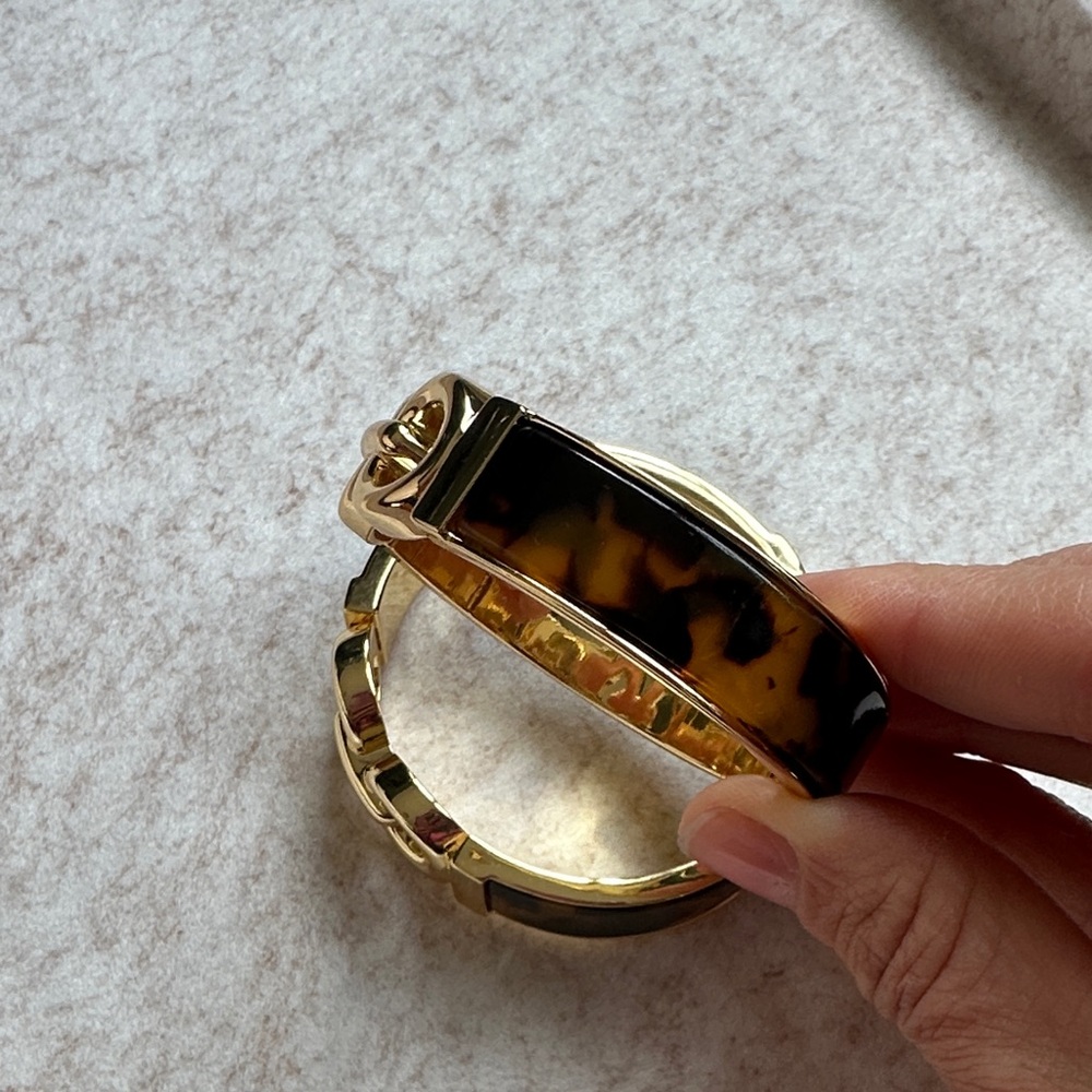 Elegant Gold and Tortoise Shell Women's Bracelet Set - Picture 3 of 6